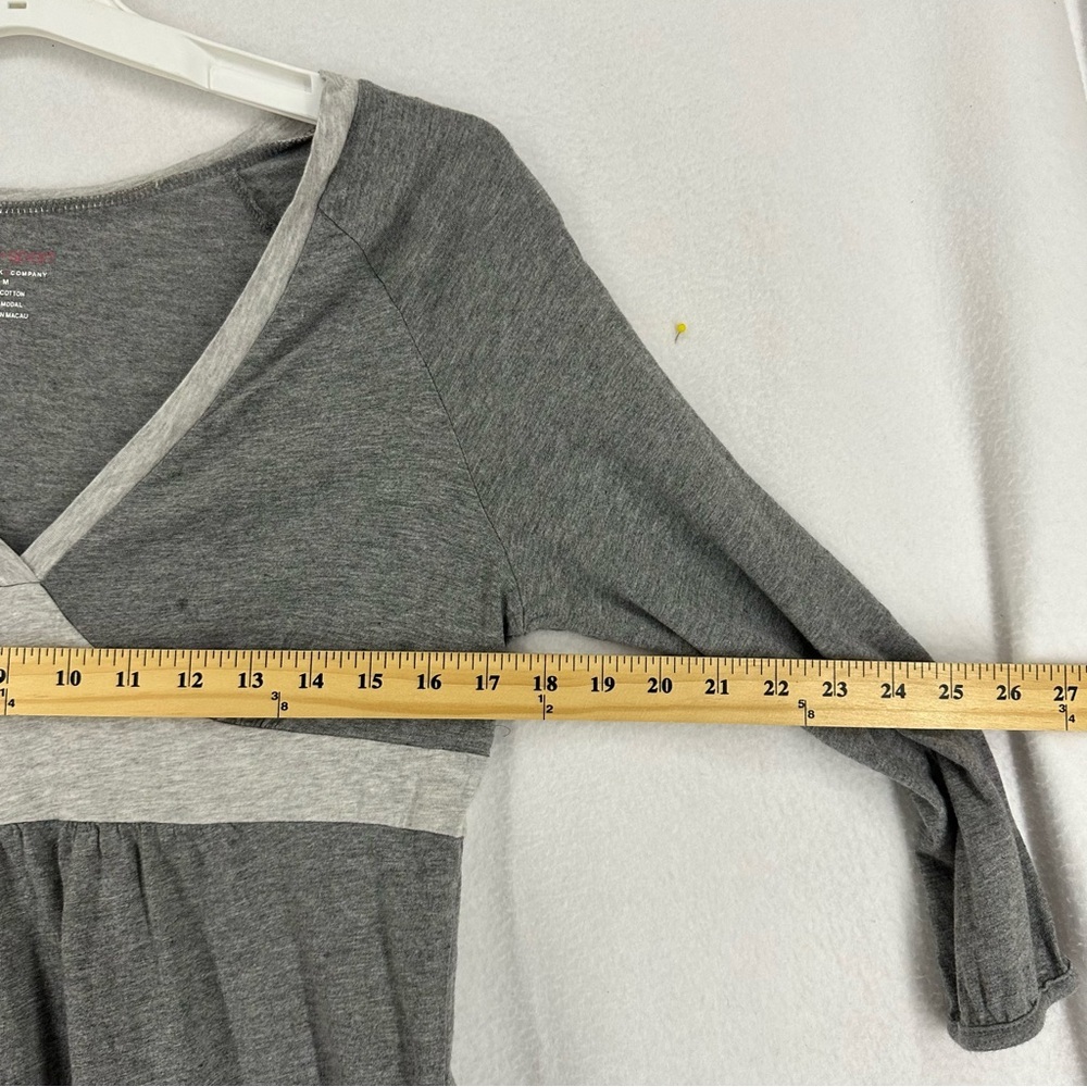 New York & Company Sport Long Sleeve V Neck T Shirt Womens Medium Grey - Picture 3 of 9